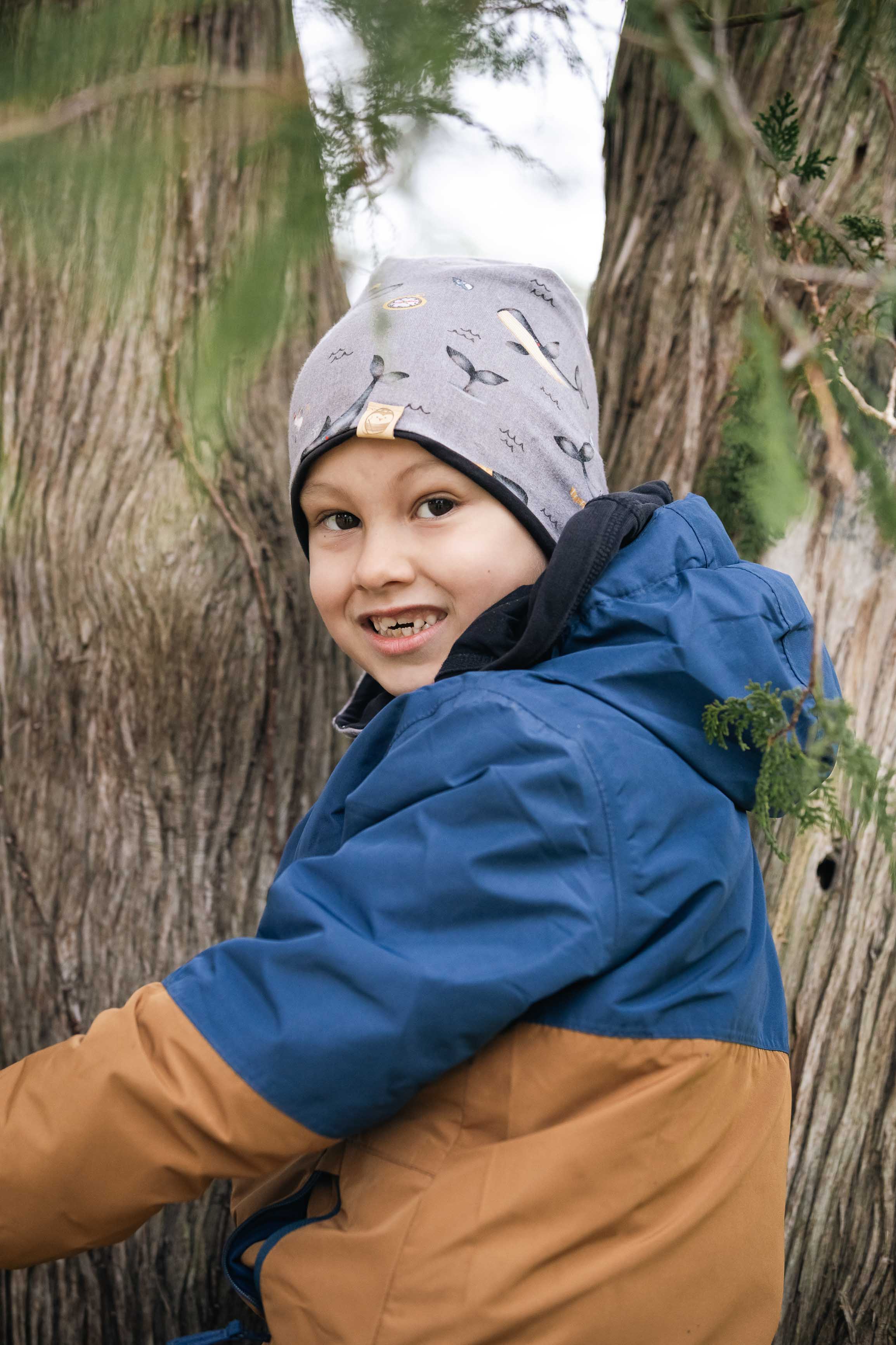 Családi fotózás zöld parkban, természetes hangulattal
és őszinte mosolyokkal.