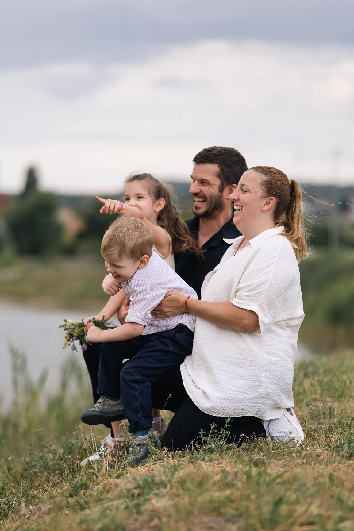 Természetben készült családi portré, amely a család
közötti kapcsolatot és örömöt mutatja meg.