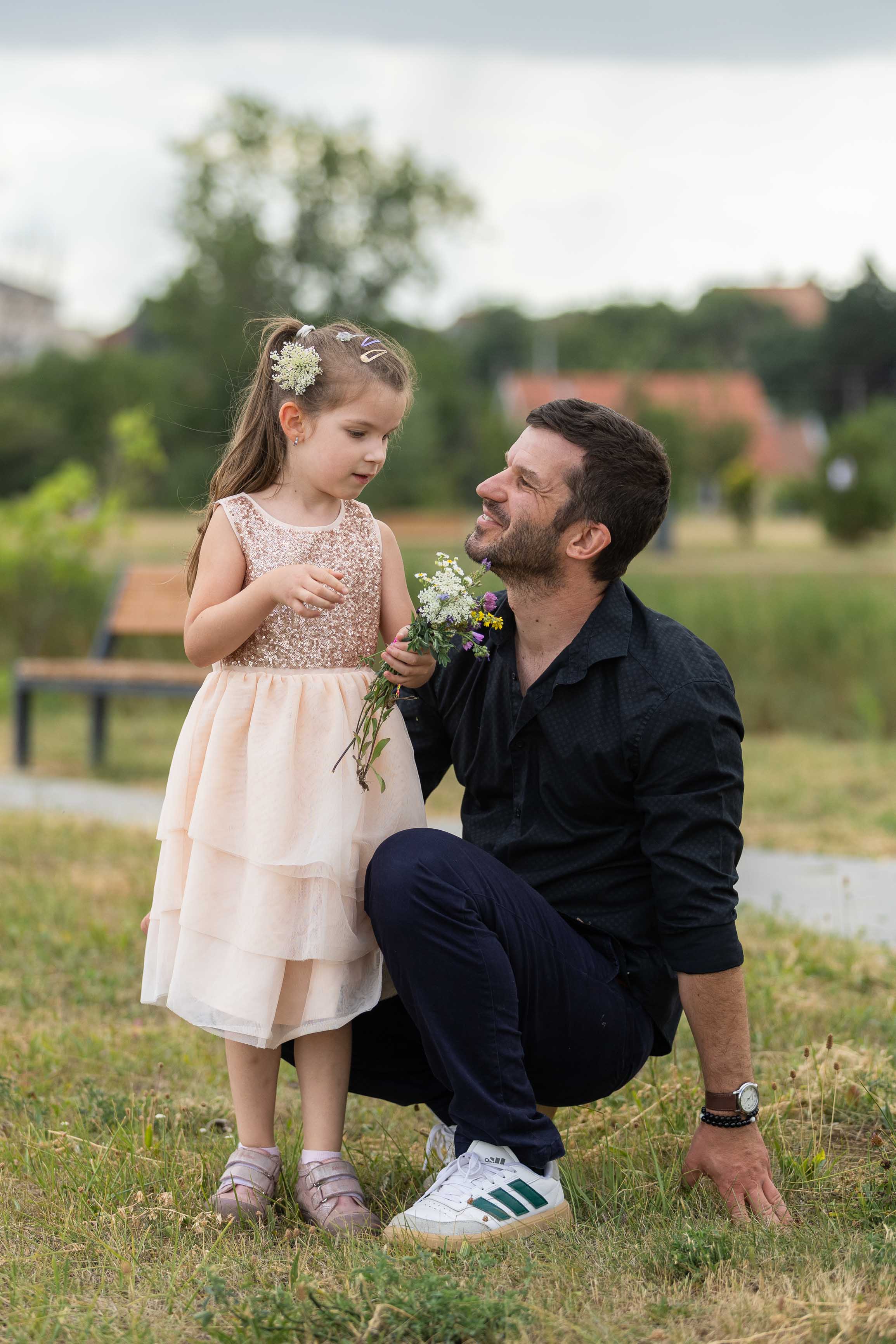szülők és gyerekek játék közben szabadtéren