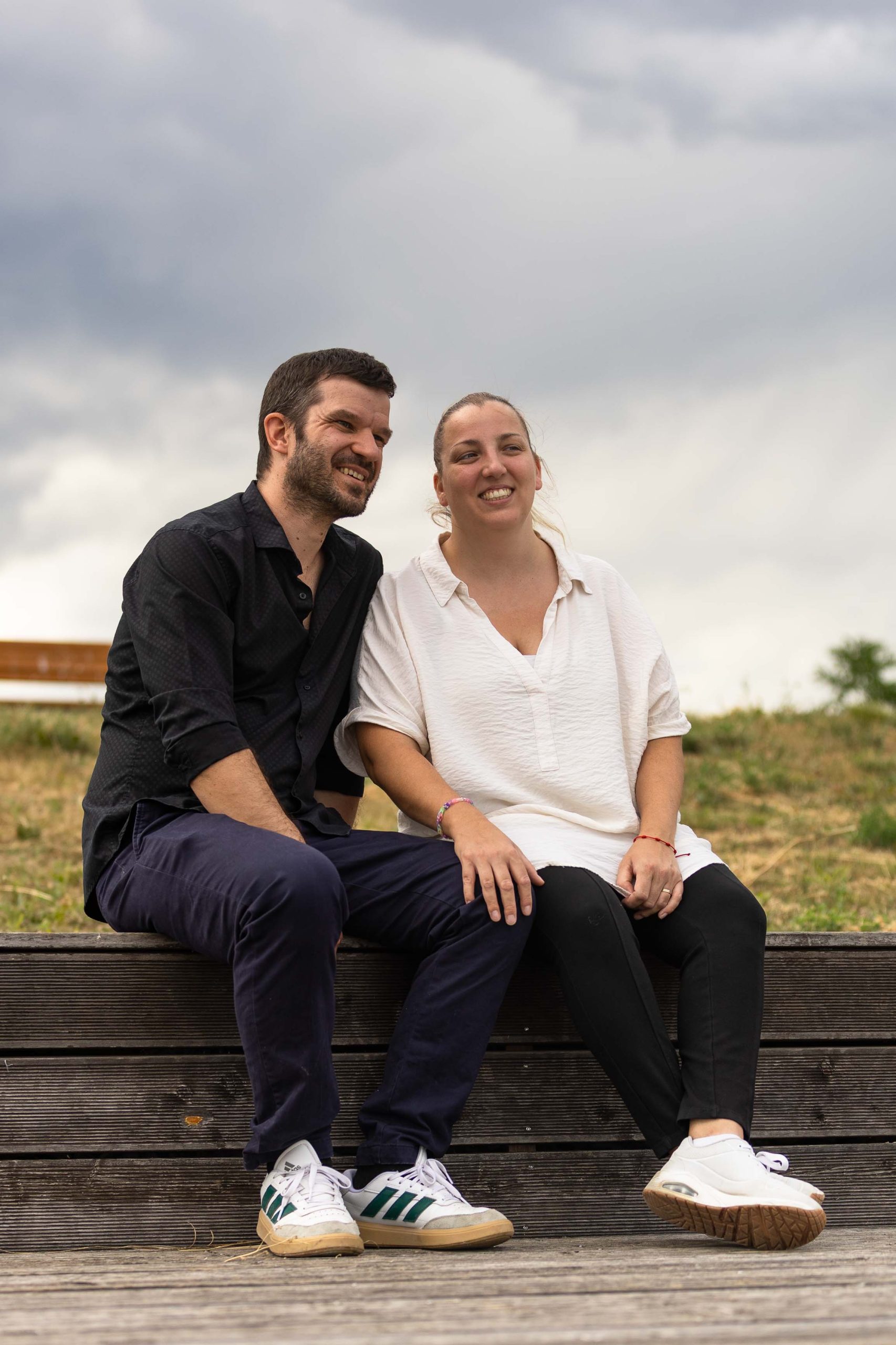 mosolygós család a zöld fák között