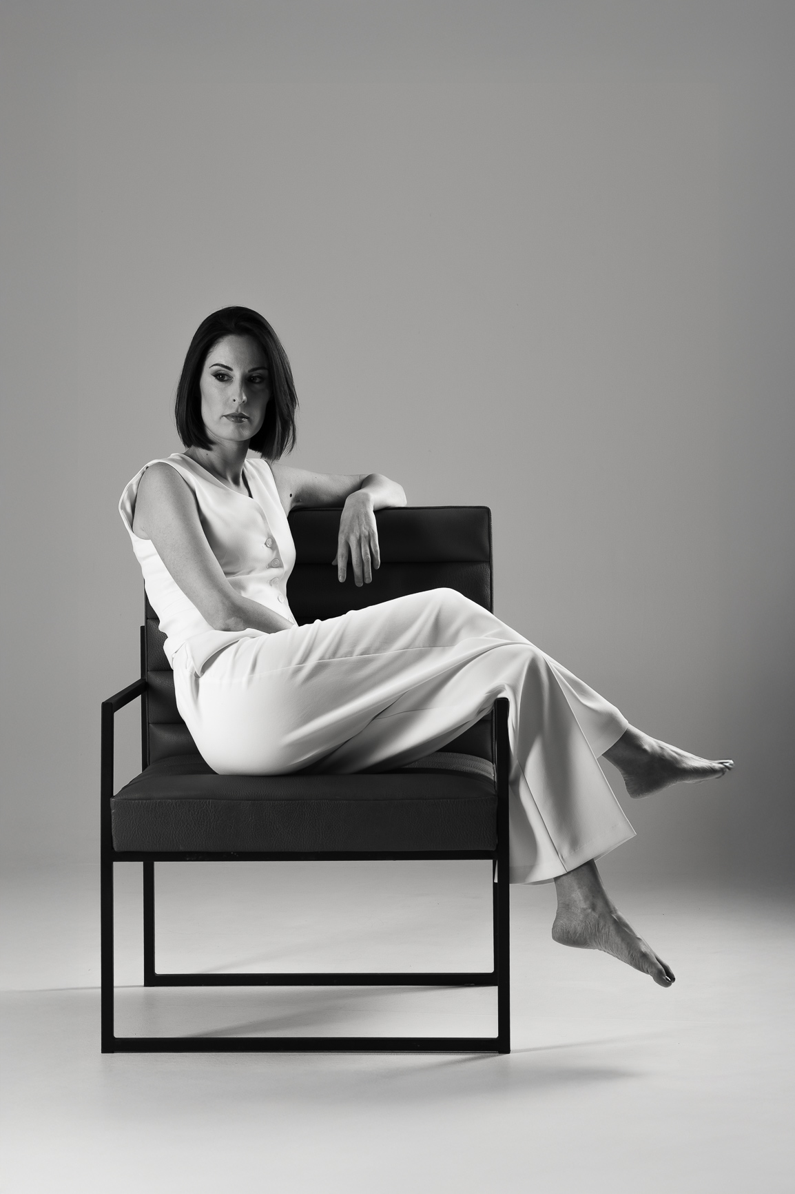 magazin stílusú fekete-fehér portréfotó stúdióban