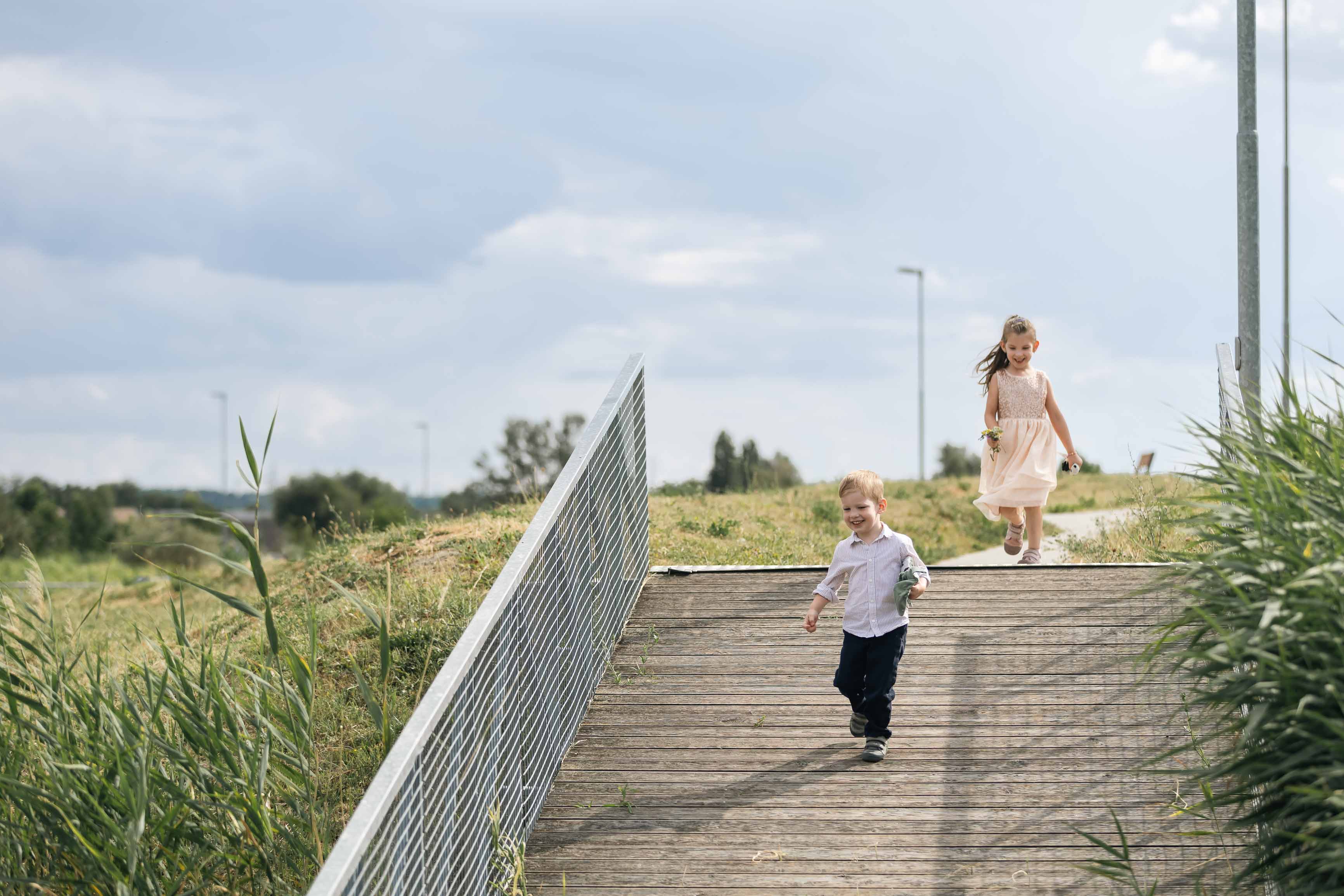 gyerekkel professzionális fotózás kültéri helyszínen